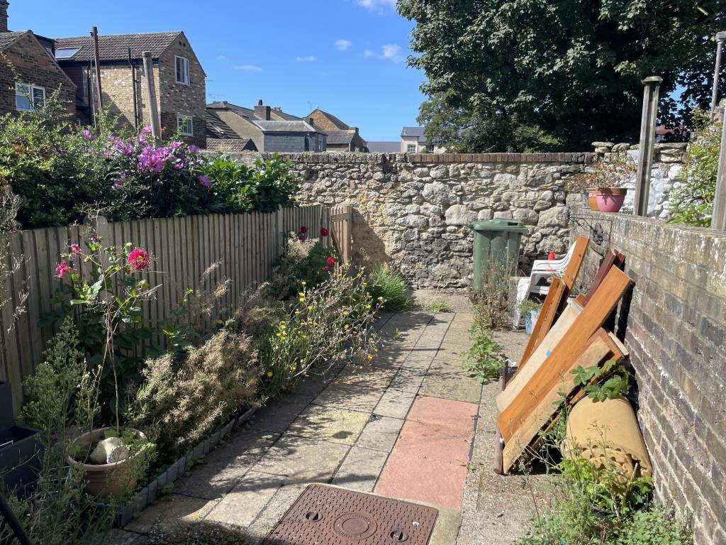 Lot: 41 - HOUSE FOR IMPROVEMENT IN TOWN CENTRE - Rear garden of town centre house